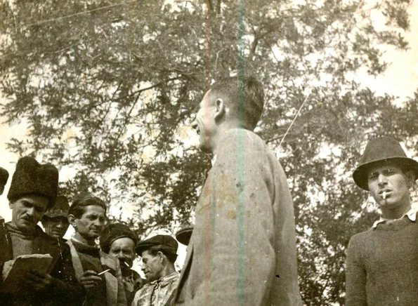 Aspect de la constituirea cooperativei agricole de producţie din Ceamurlia de Jos, judeţul Tulcea (©  „Fototeca online a comunismului românesc”, cota: 13/1949)