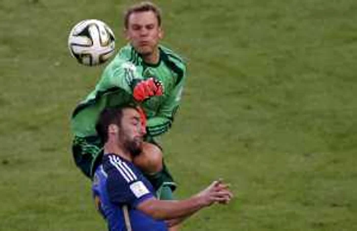 Gonzalo Higuain lovit de Neuer FOTO Reuters