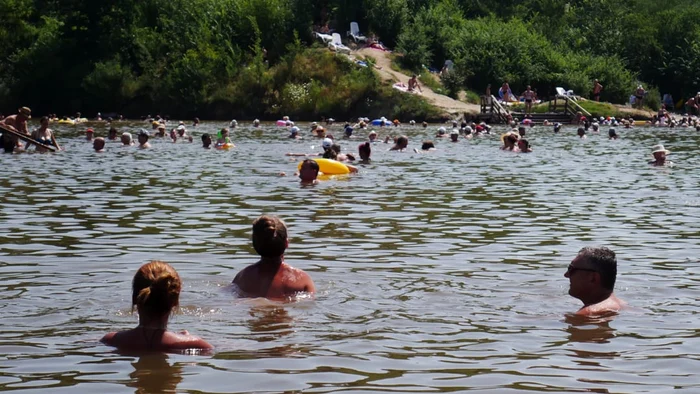 
    Lacurile cu apă sărată atrag turiștii ca un magnetFOTO Ora de Sibiu  