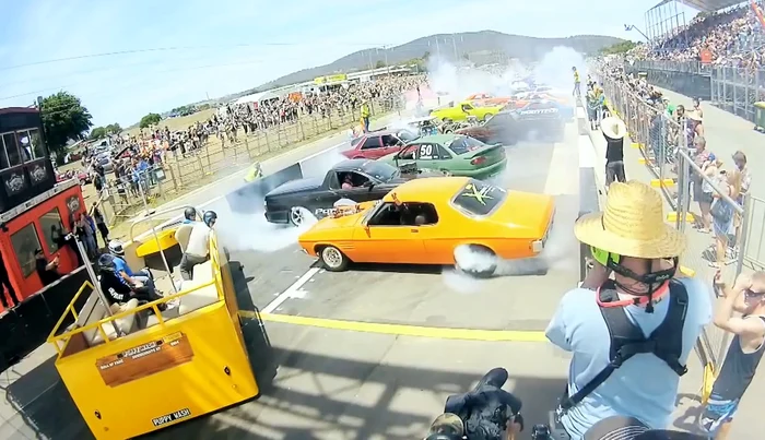 
    Bolizii au învârtit roţile în gol timp de 30 de secundeFoto: Captură video  