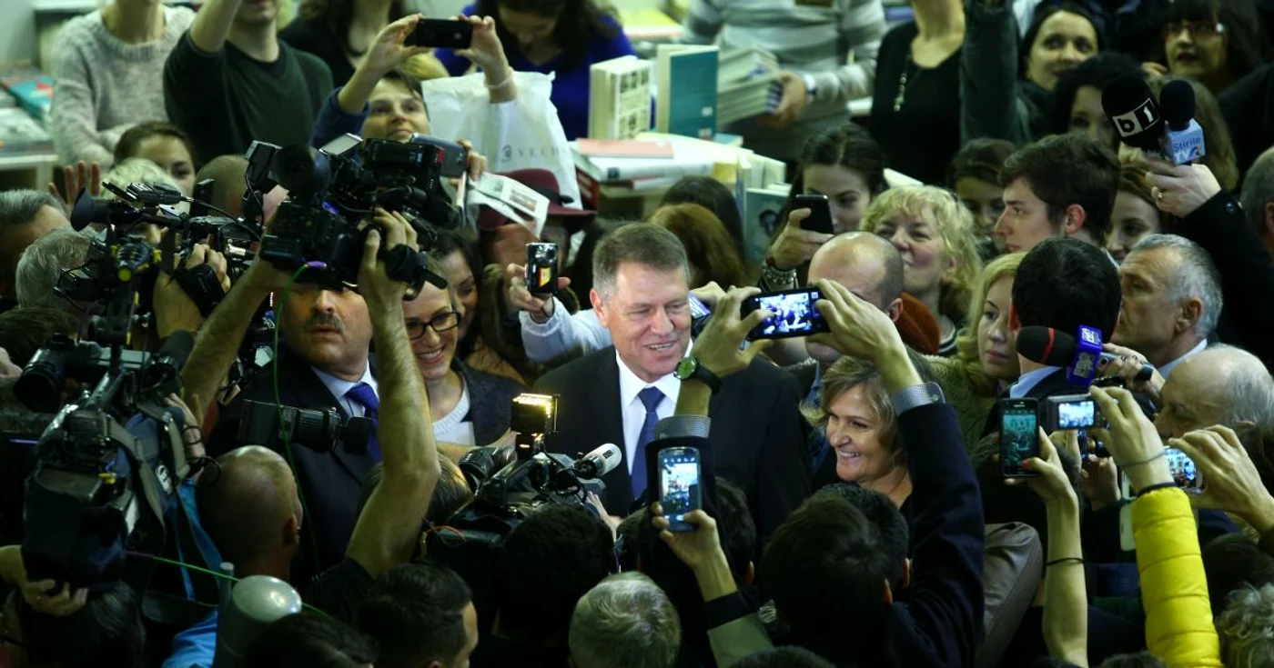 Preşedintele Klaus Iohannis, la Romexpo, în prima zi a Târgului Gaudeamus. Foto: Marian Iliescu