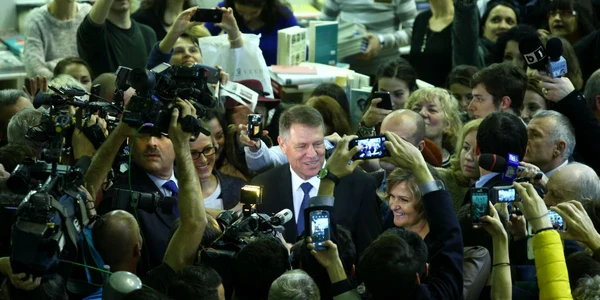 Lansare de carte Klaus Iohannis la Gaudeamus FOTO David Muntean