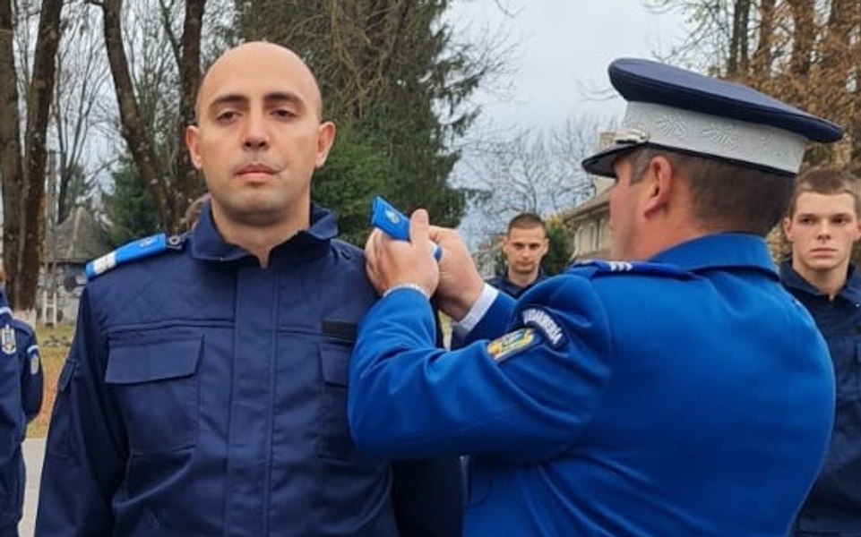 Bărbat ajuns pe mâna polițiștilor în urma unei discuții în autobuz. Intervenția salvatoare a unui jandarm