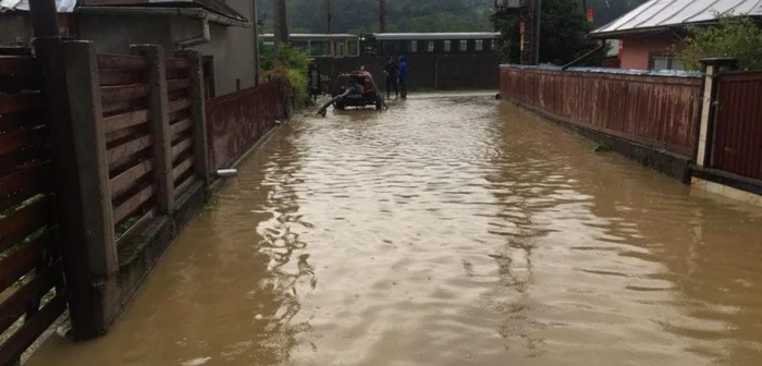 Trei gospodării au fost inundate la Vişeu de Sus. FOTO: ISU Maramureş