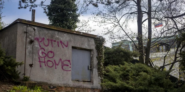 Mesaj anti-putinist scris intr-un parc din apropierea Ambasadei Rusiei in Cehia FOTO EPA-EFE