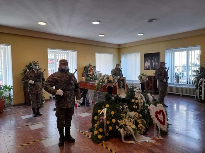 
    Benone Sinulescu, înmormântat duminică, la Arad, cu onoruri militarefoto: Nicolae Datcu / Facebook  