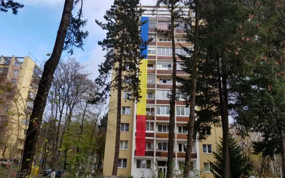 Clujenii de pe strada Unirii au arborat un drapel uriaş pe bloc. FOTO: Remus Florescu
