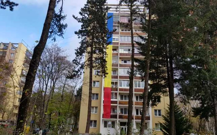 Clujenii de pe strada Unirii au arborat un drapel uriaş pe bloc. FOTO: Remus Florescu