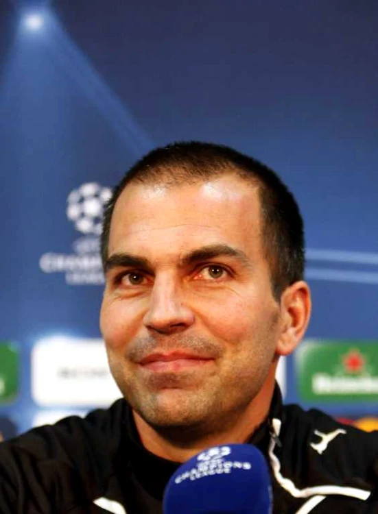 
    Tehnicianul şvabilor crede că jucătorii săi au pierdut foarte uşor prea multe mingi.  