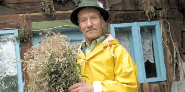 Nea Sandu vindecă cu iarbă