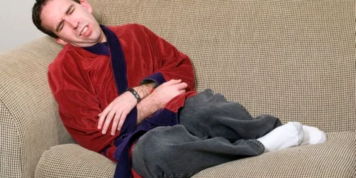 Durerile în capul pieptului, însoţite de senzaţia de arsură sunt simptomele bolii de reflux