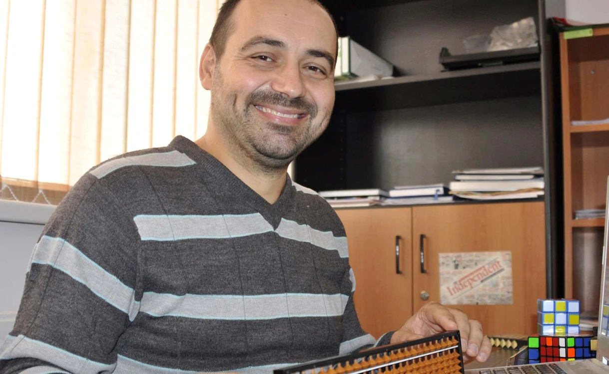 Nicolae Popa îi ajută de 14 ani pe copii să înveţe într-un mod atractiv