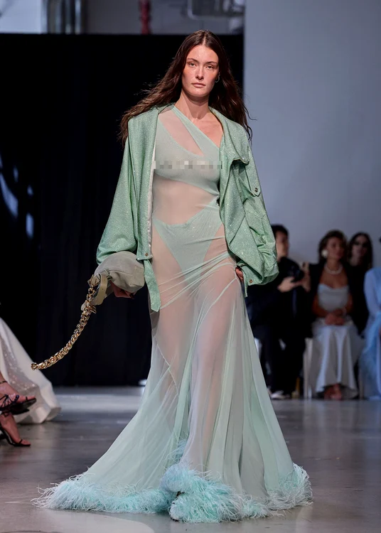 Creatoarea de modă Natalie De'Banco a prezentat rochii transparente (Foto: Profimedia)