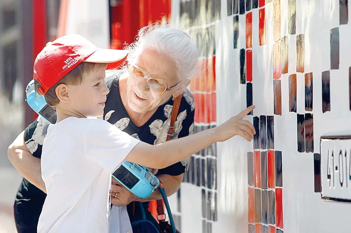Radu a venit împreună cu bunica să admire locomotiva cu motive naţionale. Avea cu el un tren de jucărie