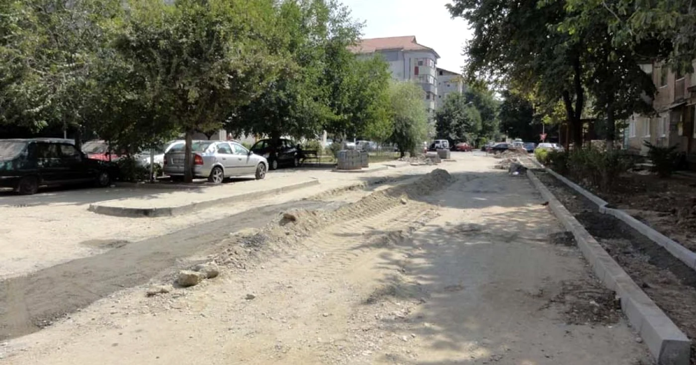 Trotuarele ce vor fi amenajate pe Aleea Rozelor sunt în "tradiţia" încetăţenită în astfel de lucrări: extrem de înguste