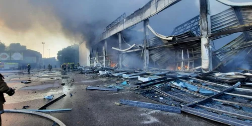 Mall din Kremenciuk Ucraina atacat cu rachete rusesti bombardament incendiu FOTO EPA-EFE