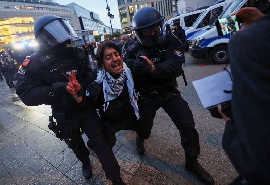 Trei membri Hamas plănuiau să lovească instituții evreiești în Germania. Poliția a găsit arme și muniție