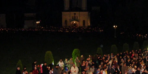 Râmnicenii o să ia Lumină sfântă de la Arhiepiscopie, la slujba de Înviere