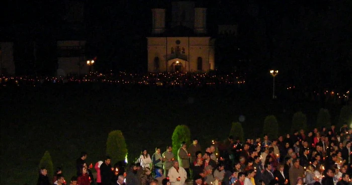 Râmnicenii o să ia Lumină sfântă de la Arhiepiscopie, la slujba de Înviere