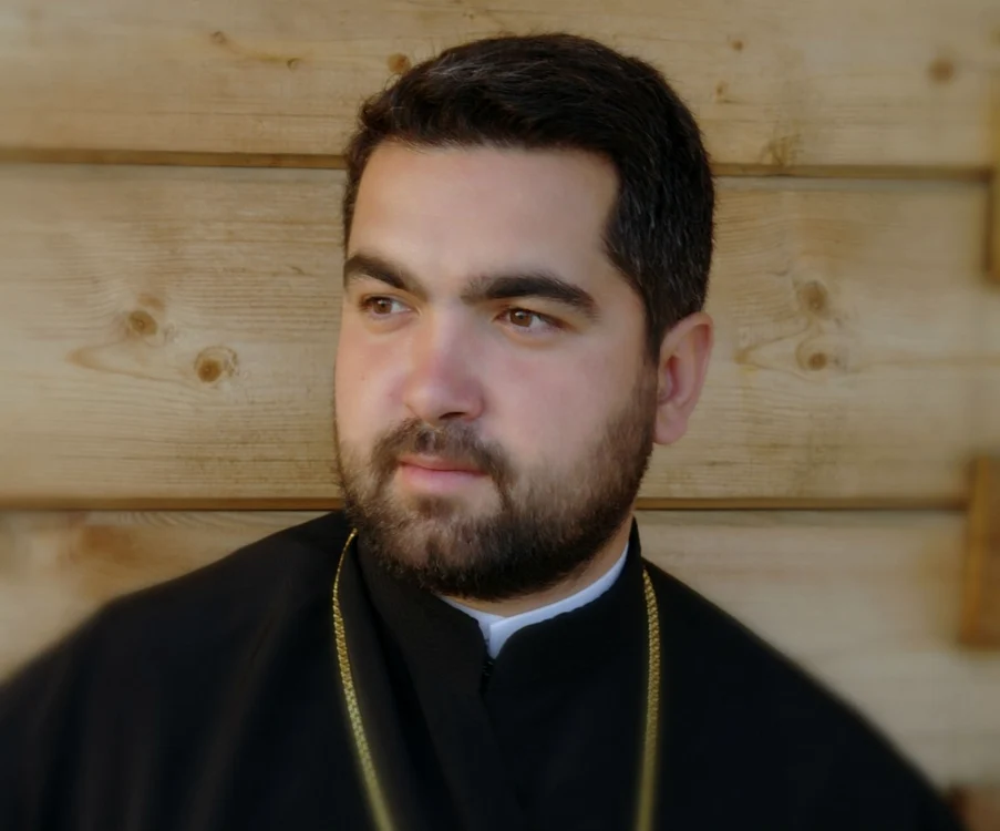 Ciprian Mega, preot regizor, exilat în Cipru pentru că a deranjat cu un roman în care a scris despre problemele grave din cadrul BOR FOTO arhivă personală