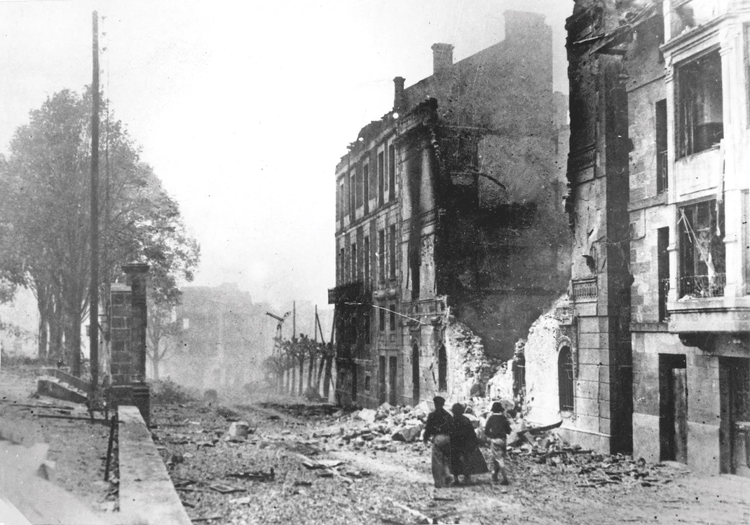 1937 – Orașe în ruină după bombardamentele aviatice ale trupelor germano-italiene