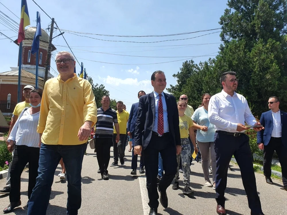 Liberalii demisionari din organizaţia Slatina îl vor urma pe Orban (aici în campanie, pe străzile din Deveselu) FOTO: Facebook