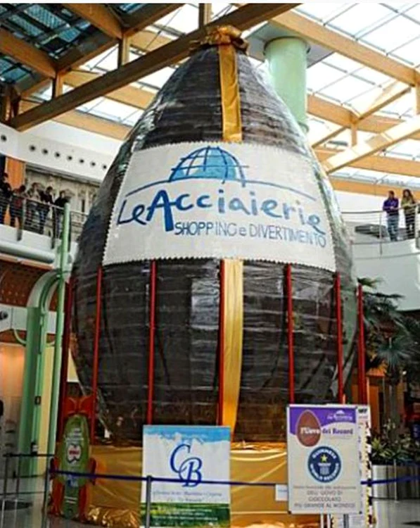 Oul de ciocolată are peste 10 m înălțime (Foto: Guinness World Records)