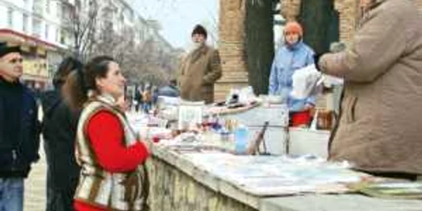 La tarabele din jurul Bisericii  Sfântu Gheorghe din Piteşti a înflorit comerţul cu obiecte religioase