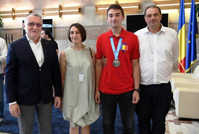 Radu Lecoiu, alături de familie și de ministrul Educației. FOTO Colecția personală