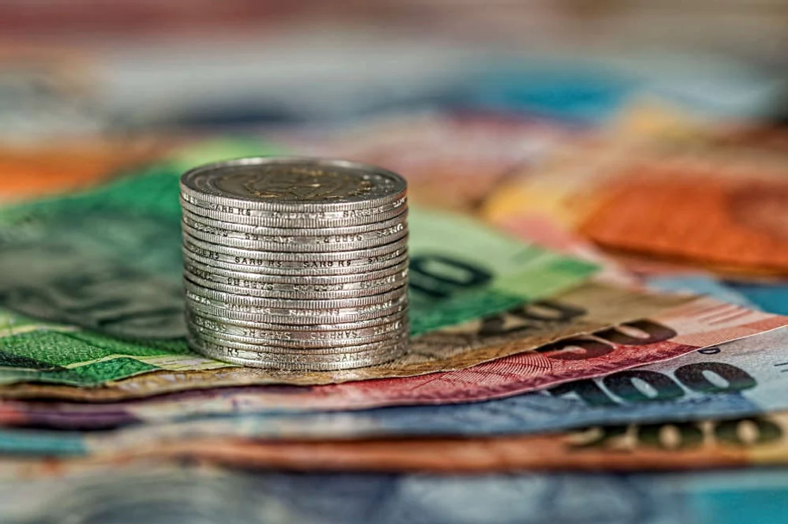 Românii vor putea să-și amâne plata ratelor anunțând banca telefonic