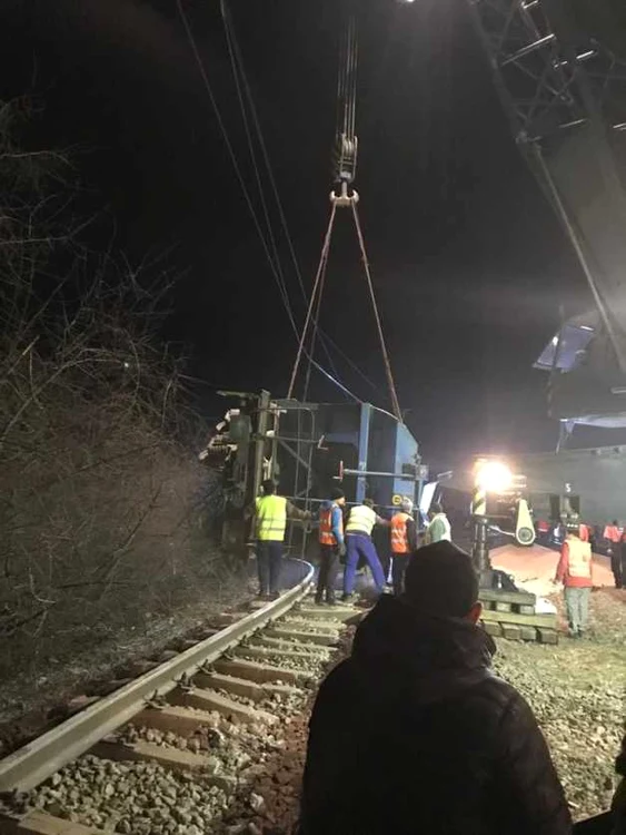 In cursul nopţii s-a reuşit ridicarea a trei vagoane FOTO. CFR