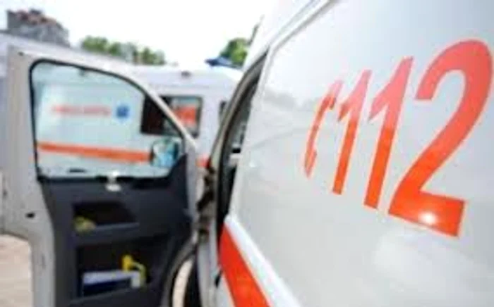 O femeie a fost transportată de urgenţă la spital