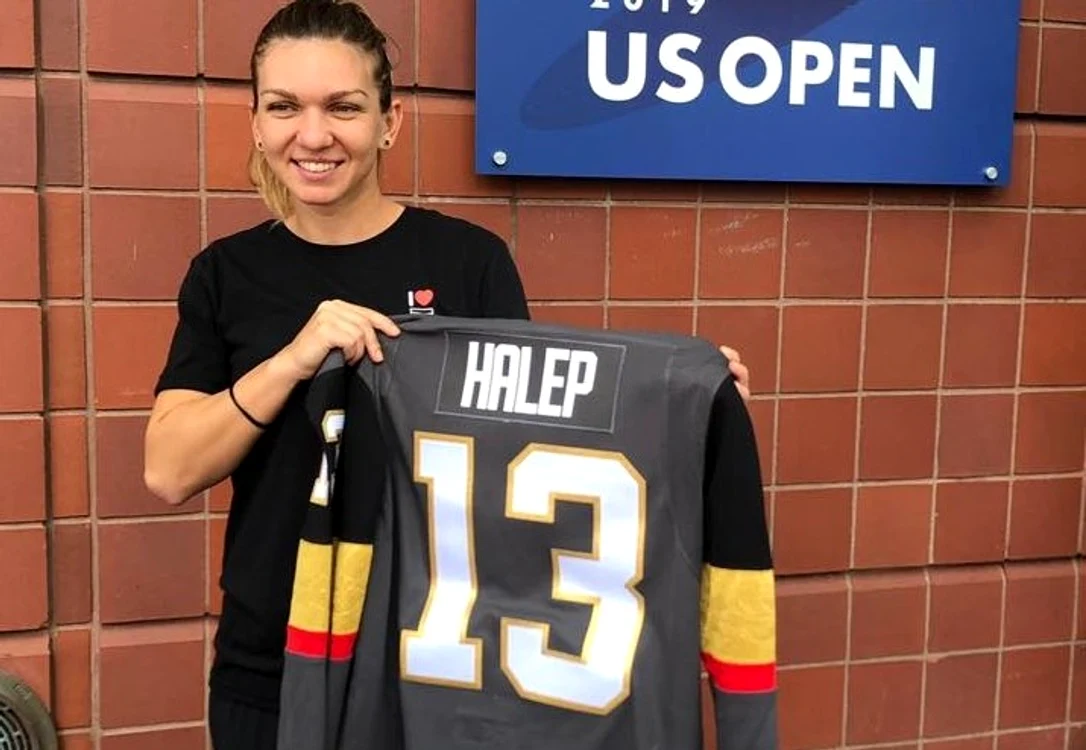 
    Simona Halep a primit cadou un tricou al echipei Vegas Golden Knights din NHLFoto: Facebook / Simona Halep  