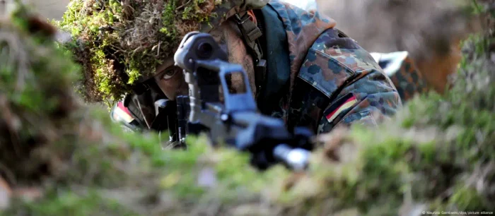 Soldat german în timpul unui antrenament de bază