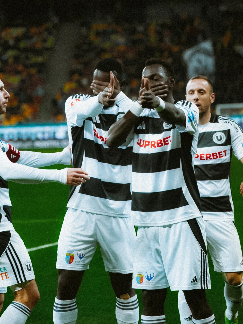 FCSB încheie în genunchi sezonul regulat. Părăsită de suporteri, campioana s-a făcut de râs cu U Cluj