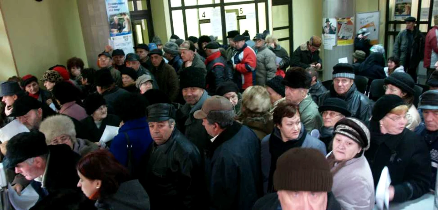 Datornicii au doar o oră la dispoziție, între 8.00 și 9.00, pentru achitarea taxelor la SPFL  (foto: Alex Polical)