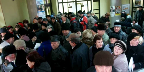 Datornicii au doar o oră la dispoziție, între 8.00 și 9.00, pentru achitarea taxelor la SPFL  (foto: Alex Polical)