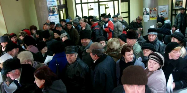 Datornicii au doar o oră la dispoziție, între 8.00 și 9.00, pentru achitarea taxelor la SPFL  (foto: Alex Polical)