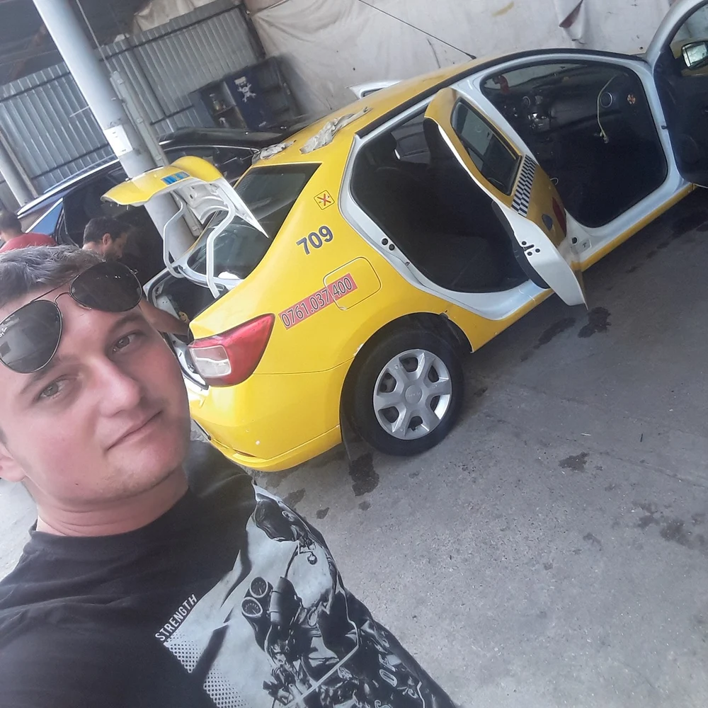 Cine este taximetristul care a transportat gratuit o femeie cu copilul la spital