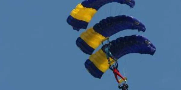 Braşov: VIDEO / Evoluţiile aeriene au adunat mii de spectatori la Ghimbav