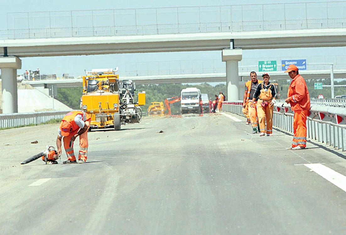 Constructorii trasau  marcajul rutier