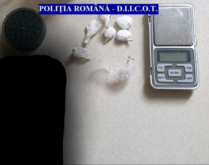 Percheziţia domiciliară a avut loc în Bucureşti, fiind găsite 5 doze de cocaină FOTO IPJ Călăraşi