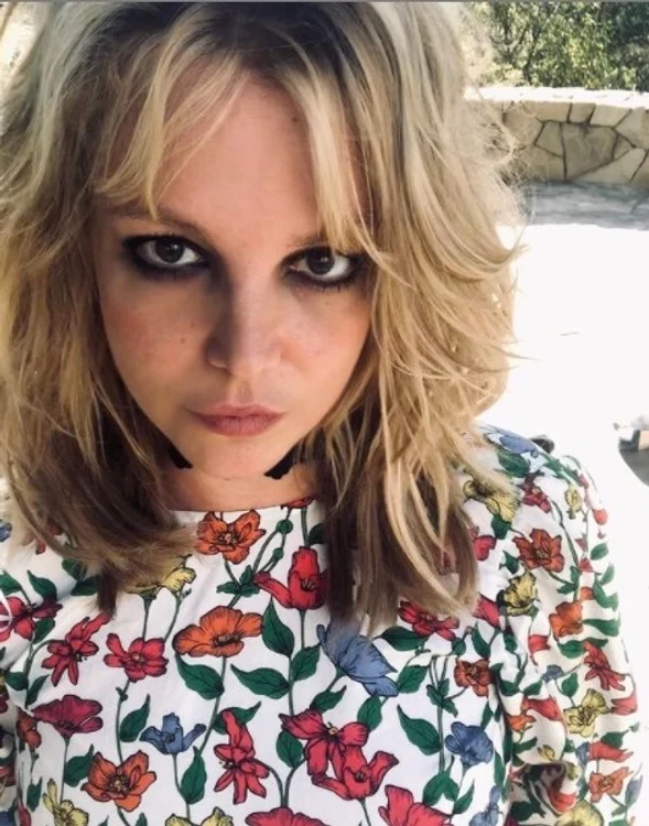 Britney Spears: Oglindă, oglinjoară, te rog, să nu fii dură: spune drept, îți place noua coafură?foto: Instagram