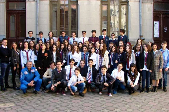 Liceenii NASA coordonaţi de profesorul Ion Băraru de la Colegiul Naţional Mircea cel Bătrân din Constanţa Sursă foto Arhivă personală