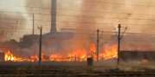 Circulația feroviară, blocată în timpul operațiunii de stingere a incendiului 