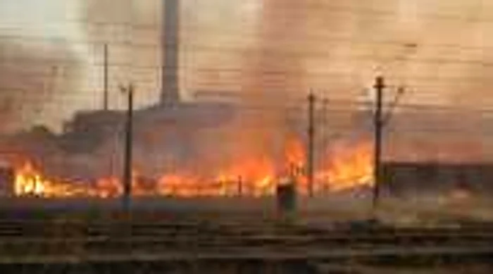 Circulația feroviară, blocată în timpul operațiunii de stingere a incendiului