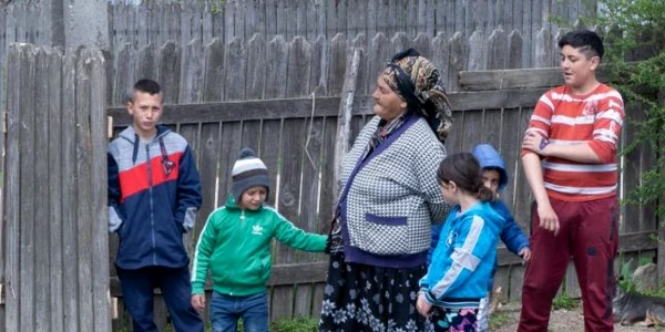 Casă nouă pentru trei copiii sărmani din Brăila FOTO pr Aurel Coman