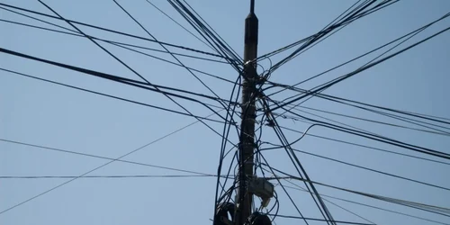 Femeia care s+a urcat pe stâlpul de tensiune a fost dată cu greu jos de către pompieri (foto: arhivă)