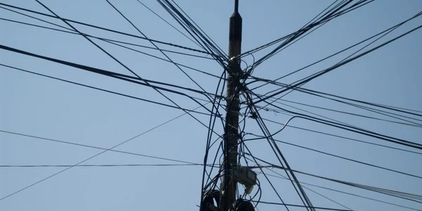 Femeia care s+a urcat pe stâlpul de tensiune a fost dată cu greu jos de către pompieri (foto: arhivă)