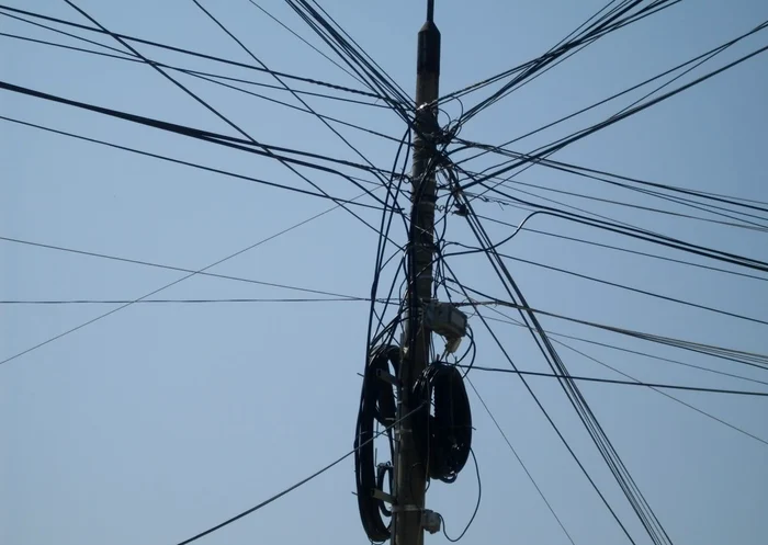Femeia care s+a urcat pe stâlpul de tensiune a fost dată cu greu jos de către pompieri (foto: arhivă)